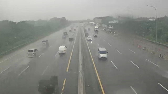 Arus lalu lintas di Tol Jakarta Cikampek pada H-7 Lebaran atau Senin (24/3/2025). Foto: CCTV Jasa Marga