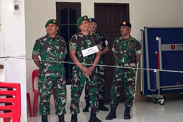 Serka Holmes S dihadirkan di Polrestabes Medan dalam rangka rekonstruksi kasus pembunuhan warga Deli Serdang. Foto: Tri Vosa/kumparan