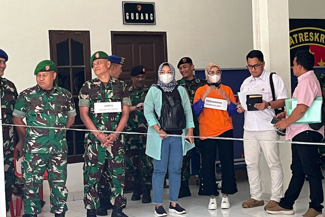 Serka Holmes S dihadirkan di Polrestabes Medan dalam rangka rekonstruksi kasus pembunuhan warga Deli Serdang. Foto: Tri Vosa/kumparan