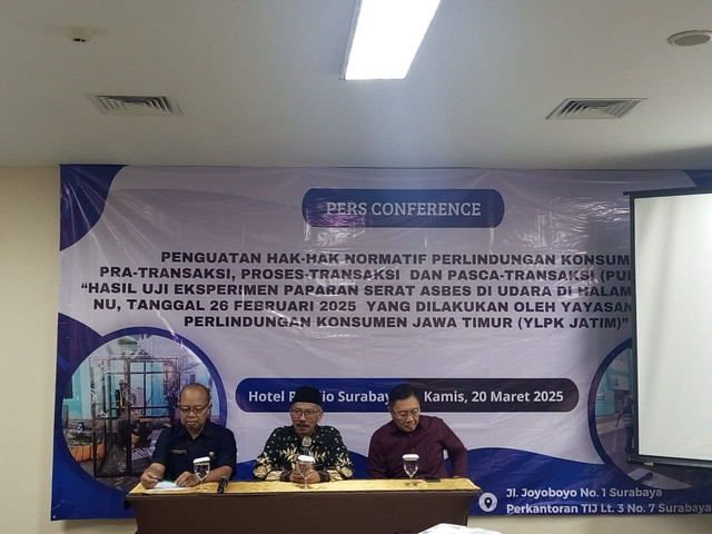 Press conference Yayasan Lembaga Perlindungan Konsumen Jawa Timur (YLPK Jatim) terkait isu serat asbes sebagai penyebab penyakit asbestosis. Foto: YLPK Jatim