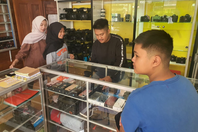 Suasana penyewaan kamera dan iPhone "Ras Kamera" di Gunungkidul. Foto: Dok. Istimewa