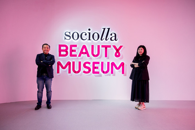 Co-founder & CEO Social Bella Christopher Madiam dan Co-founder & CMO Social Bella Chrisanti Indiana di Sociolla Beauty Museum. Foto: Sociolla
