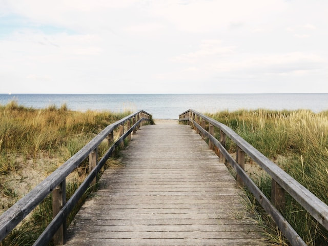 Pantai di Tegal. Foto hanyalah ilustrasi, bukan tempat yang sebenarnya. Sumber: Unsplash/Anton Sharov