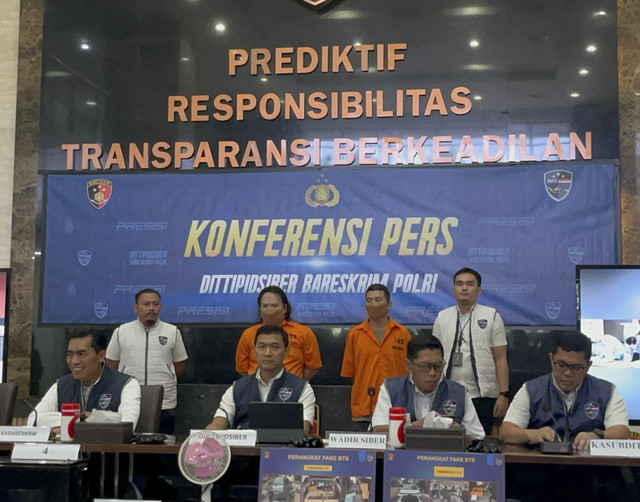Konferensi Pers pengungkapan kasus penyebaran SMS Phising melalui Fake BTS (Base Transceiver Station) di Bareskrim Polri, Jakarta Selatan, Senin (24/3/2025). Foto: Rayyan Farhansyah/kumparan