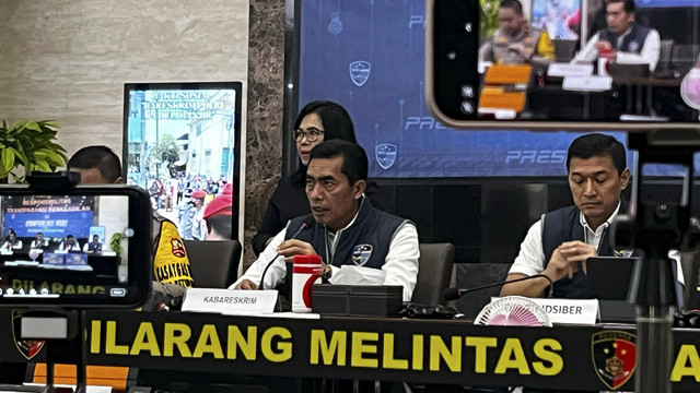 Kabareskrim Komjen Pol Wahyu Widada saat Konferensi Pers di Bareskrim Polri, Jakarta Selatan, Senin (24/3/2025). Foto: Rayyan Farhansyah/kumparan