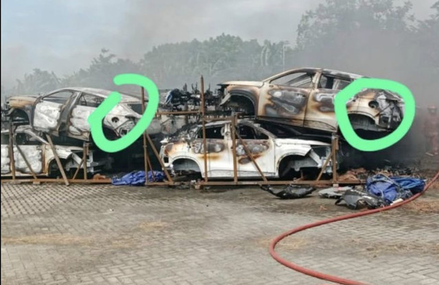 Tumpukan KD (Knocked Down) Kit model mobil Chery yang terbakar. Foto: dok. Istimewa