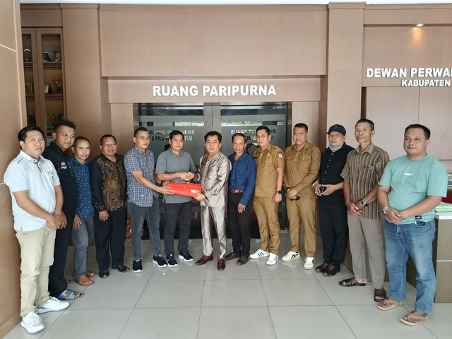 Sejumlah Kepala Desa dan Ketua Koperasi saat menyampaikan aspirasi yang langsung diterima Ketua DPRD Kotim Ribun. (Foto : Naco)