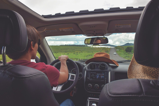 Ilustrasi Rekomendasi Mobil Keluarga. Sumber: Unsplash/Alex Jumper