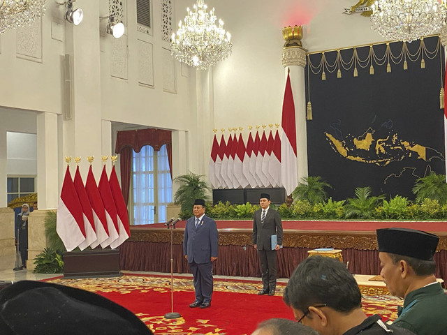 Presiden RI Prabowo Subianto melantik para duta besar luar biasa dan berkuasa penuh (dubes LBBP) RI untuk sejumlah negara di Istana Negara, Jakarta, Senin (24/3/2025). Foto: Zamachsyari/kumparan