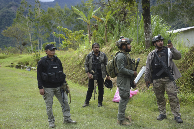 Polri Lakukan Olah TKP Penyerangan Terhadap Guru dan Tenaga Kesehatan di Yahukimo oleh KKB. Foto: Dok. Humas Polri