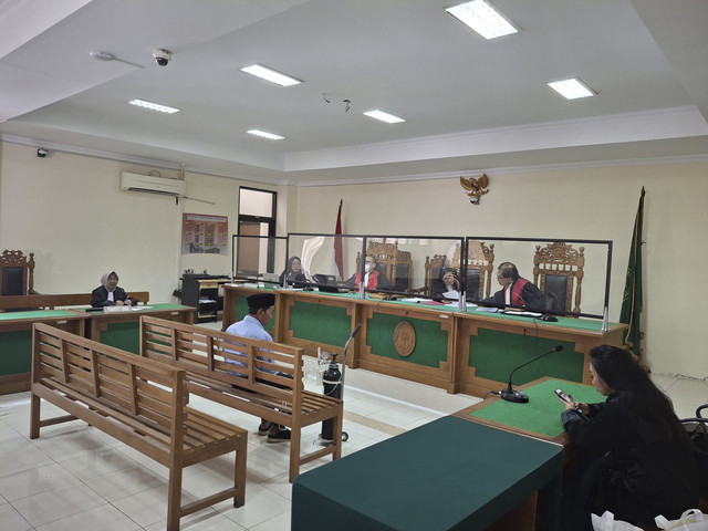 Lurah Maguwoharjo, Kasidi, divonis 2 tahun penjara dalam kasus mafia pemanfaatan tanah kas desa. Di sampingnya adalah tabung oksigen. Foto: Dok Kejati DIY