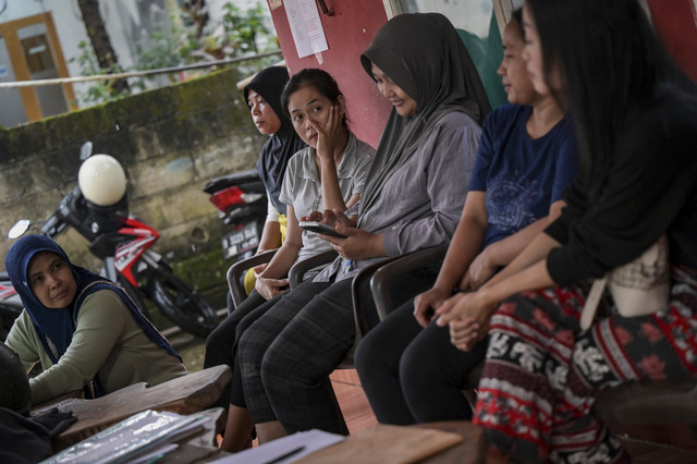 Sejumlah tenaga pembantu rumah tangga (PRT) pengganti atau infal berbincang di tempat penyedia jasa tenaga kerja, LPK Tiara Cipta, Jakarta, Senin (24/3/2025). Foto: Fauzan/ANTARA FOTO