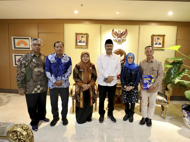Mensos Saifullah Yusuf menerima audiensi Kadinsos Provinsi Jatim Restu Novi Widiani dan para kepala dinas sosial se-Jawa Timur di Kantor Kemensos, Jakarta pada Senin (24/3/2025). Foto: Dok. Kemensos