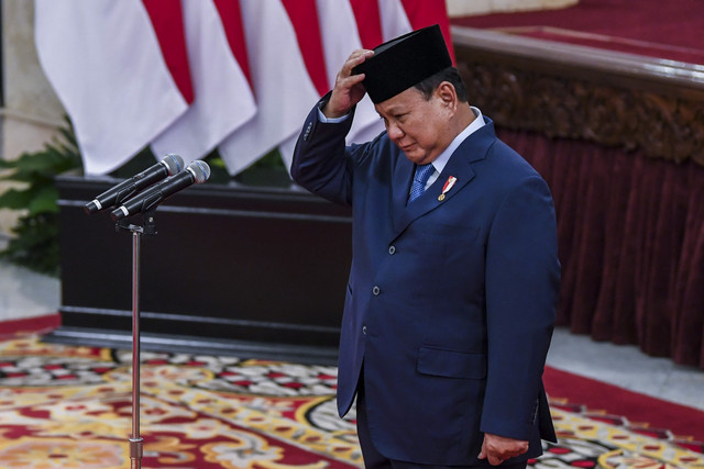 Presiden Prabowo Subianto bersiap melantik sejumlah Duta Besar Luar Biasa dan Berkuasa Penuh (LBBP) di Istana Negara, Jakarta, Senin (24/3/2025). Foto: Galih Pradipta/ANTARA FOTO