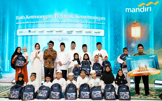 Bank Mandiri menyerahkan santunan untuk anak yatim pada kegiatan dengan tema Raih Ketenangan, Banyak Kemenangan, Kemuliaan Iman Terjaga Berkelanjutan. Foto: Dok. Bank Mandiri