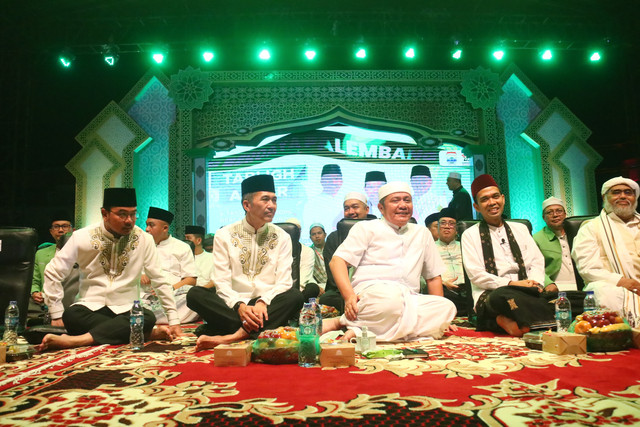 Wali Kota dan Wakil Wali Kota Palembang, Ratu Dewa-Prima Salam bersama Gubernur Sumsel, Herman Deru, dan Ustaz Abdul Somad. (ist)