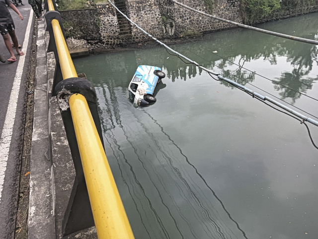 Mobil ambulans pengangkut jenazah seorang warga berinisial IPS terjebur ke Sungai Yeh Embang, Kecamatan Mendoyo, Kabupaten Jembrana, Bali, Senin (24/3/2025). Foto: Dok. Polres Jembrana