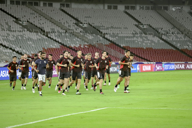Sesi latihan Timnas Indonesia menjelang pertandingan melawan Timnas Bahrain di Stadion Utama Gelora Bung Karno, Jakarta, Senin (24/3/2025). Foto: Jamal Ramadhan/kumparan