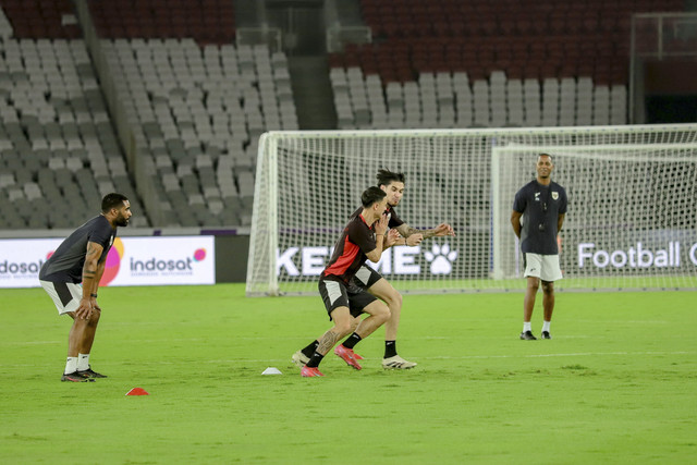 Sesi latihan Timnas Indonesia menjelang pertandingan melawan Timnas Bahrain di Stadion Utama Gelora Bung Karno, Jakarta, Senin (24/3/2025). Foto: Jamal Ramadhan/kumparan