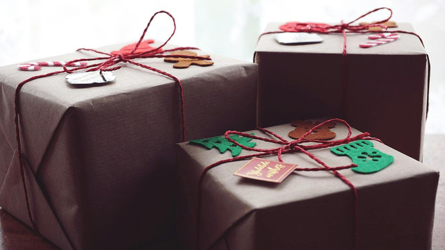 Ilustrasi ukuran hang tag hampers. Sumber: Pexels/Suzy Hazelwood
