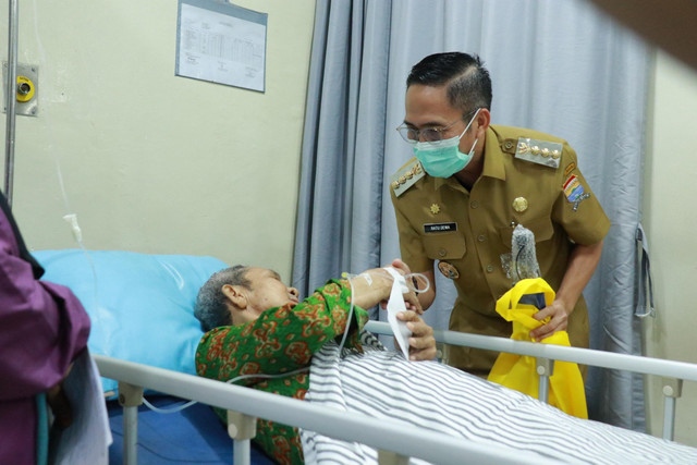 Wali Kota Palembang, Ratu Dewa menjenguk warga Kota Palembang/ist. 