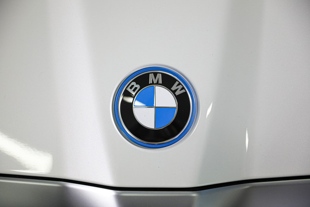 Logo mobile BMW. Foto: Aditia Noviansyah/kumparan