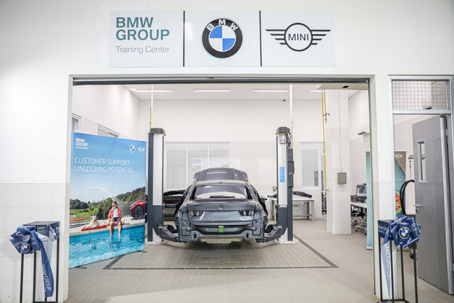 BMW Indonesia bersama dengan BMW Ultima resmikan Body & Paint Training Center pertama di Asia Tenggara serta memberikan informasi terkait perluasan jaringan Body & Paint resmi BMW di 2025. Foto: Aditia Noviansyah/kumparan