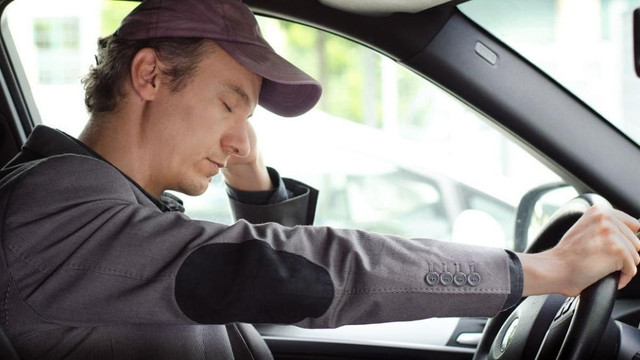 Ilustrasi pengemudi yang mengalami microsleep. Foto: Pixabay
