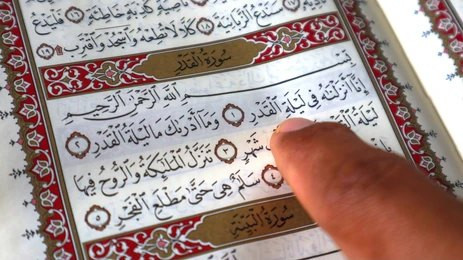 Jari seorang pria menunjukkan ayat tentang lailatul qadar dalam Alquran, di bulan Ramadhan umat Islam menantikan datangnya malam lailatul qadar. Banda Aceh, Indonesia - 18 Mei 2019. Sumber: Shutterstock