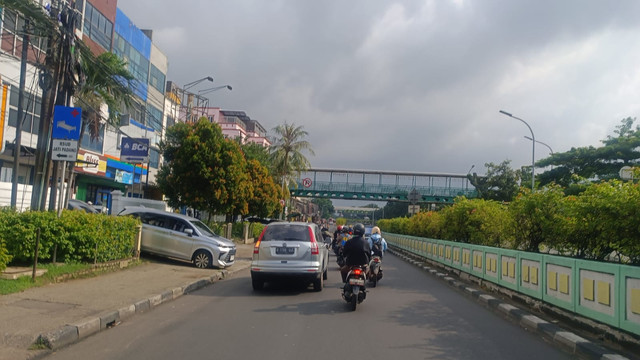 Kondisi lalu lintas di Jalan Pasar Minggu Raya, Jakarta, Selasa (25/3/2025). Foto: Thomas Bosco/kumparan