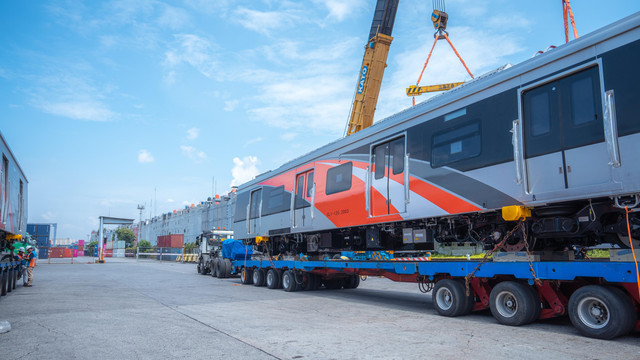 PT Pelindo Solusi Logistik (SPSL), subholding BUMN Kepelabuhanan Pelindo, memastikan kelancaran distribusi 24 gerbong Kereta Rel Listrik (KRL) milik PT Kereta Commuter Indonesia (KCI) dari Pelabuhan Tanjung Priok ke Depo KCI di Depok. Foto: Pelindo Solusi Logistik