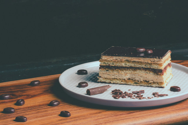 Ilustrasi Tips Memotong Kue Lapis agar Rapi, Unsplash/Jordane Mathieu