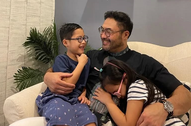 Surya Saputra dan kedua anaknya. Foto: Instagram/suryasaputra507