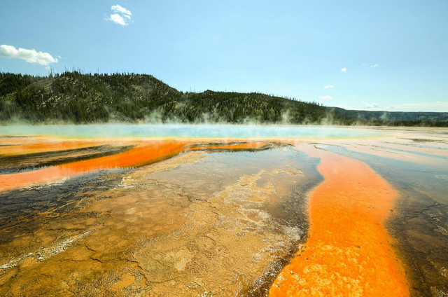 Taman Nasional Yellowstone. Foto oleh Pixabay dari Pexels: https://www.pexels.com/id-id/foto/badan-air-dikelilingi-pegunungan-220032/