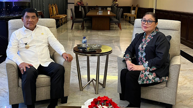 Musisi jazz Indonesia asal Sulawesi Utara, Ermy Kullit (kanan) saat melakukan audiens dengan Gubernur Sulut, Yulius Selvanus, terkait dengan pelaksanaan Konser Malam Pesona Kawanua. (foto: istimewa)