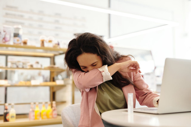 Ilustrasi cara meredakan batuk tanpa obat. Foto: Pexels