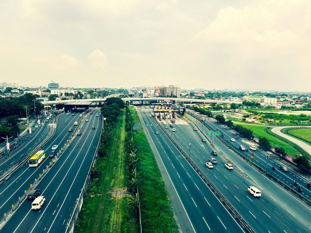Tarif tol Pekanbaru-Bangkinang 2025. Foto hanya ilustrasi, bukan tempat sebenarnya. Sumber: Unsplash/Jamie Zhang