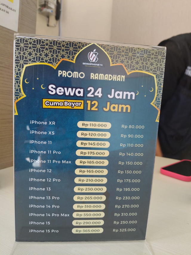 Harga sewaan iPhone di @sewaiphoneyk_jogja di Sleman, DIY, Selasa (25/3). Foto: Arfiansyah Panji/kumparan