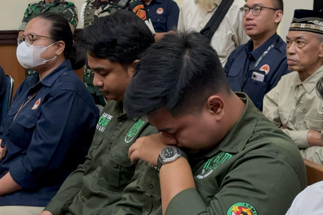 Reaksi kedua anak bos rental mobil yang ditembak anggota TNI, Agam Muhammad Nasrudin dan Rizky Agam Syahputra saat pembacaan vonis ketiga terdakwa di Pengadilan Militer II-8, Jakarta Timur pada Selasa (25/3/2025). Foto: Abid Raihan/kumparan