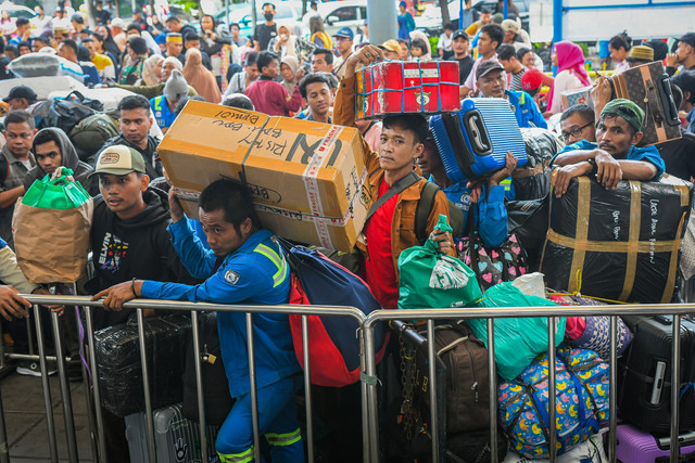 Pemudik dan pramuantar membawa barang bawaan saat antre masuk ke dalam kapal Pelni KM Dobonsolo di Pelabuhan Tanjung Priok, Jakarta, Selasa (25/3/2025). Foto: Sulthony Hasanuddin/ANTARA FOTO 