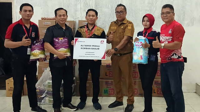 Penyerahan bantuan dari Alfamidi untuk korban bencana tanah longsor dan banjir Manado, yang diterima di Posko Penanggulangan Bencana Alam Pemerintah Kota Manado.