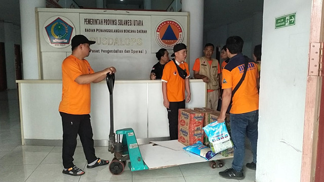 Aktivitas di kantor BPBD Sulawesi Utara yang akan menyalurkan bantuan bencana di Kota Manado.