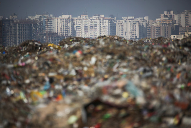 Ghazipur, gunung sampah tertinggi di dunia. Foto: Sebastian Castelier/Shutterstock