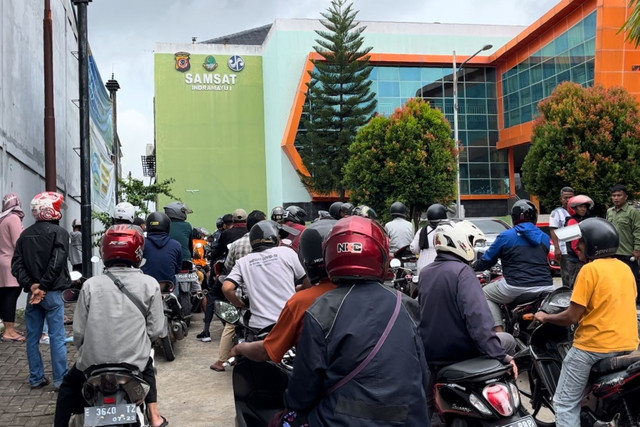 Antrean motor di Kantor Samsat Indramayu, Selasa (25/3/2025). Foto: kumparan