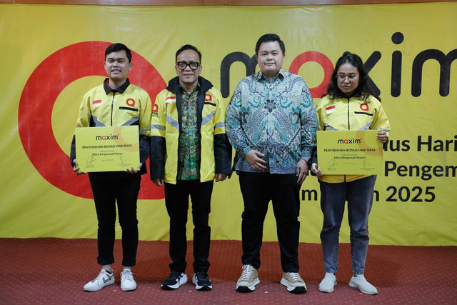 Wamenaker Immanuel Ebenezer menyerahkan Bonus Hari Raya (BHR) kepada para driver ojek online, kurir, dan taksi online yang tergabung dalam platform Maxim di kantor Maxim Jakarta, Senin (24/3/2025). Foto: Kemnaker RI