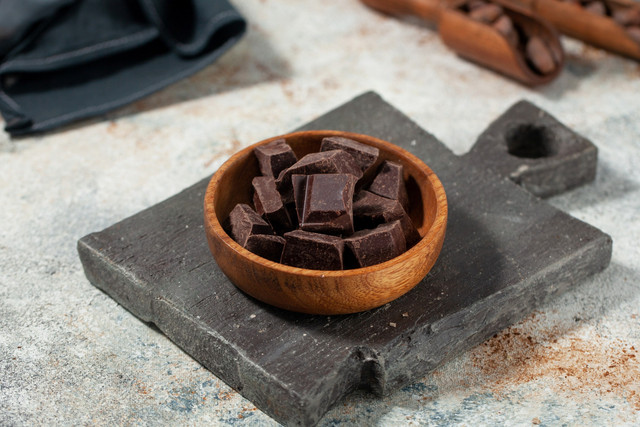 Ilustrasi dark chocolate atau cokelat hitam. Foto: Shutterstock