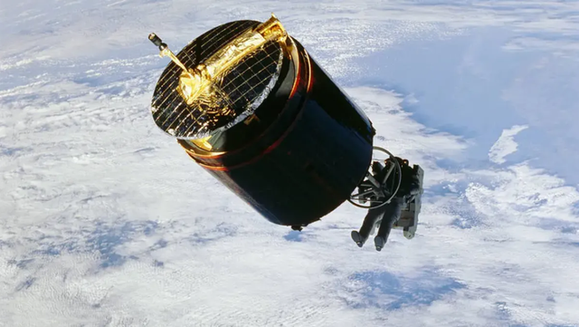 Astronaut NASA, Dale A. Gardner saat berjalan di luar angkasa. Foto: NASA