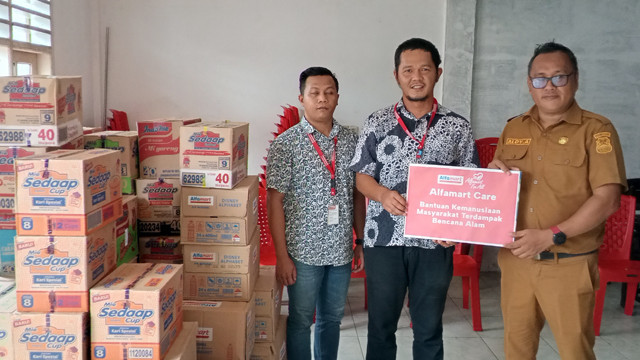 Penyerahan bantuan pangan dari Alfamart untuk korban bencana di Kota Manado, Sulawesi Utara. Bantuan diserahkan lewat Posko Pemerintah Kota Manado.