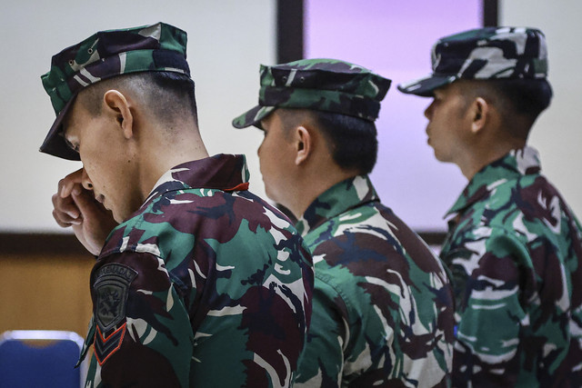 Terdakwa kasus pembunuhan bos rental mobil Sertu Rafsin Hermawan (kiri), Sertu Akbar Adli (tengah), dan Kelasi Kepala Bambang Apri Atmojo (kanan) saat sidang pembacaan putusan di Pengadilan Militer II-08 Jakarta, Selasa (25/3/2025). Foto: Dhemas Reviyanto/ANTARA FOTO