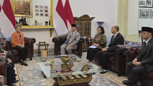 Presiden Republik Indonesia Prabowo Subianto menyambut kedatangan mantan Presiden Brazil sekaligus Presiden New Development Bank (NDB) Dilma Rousseff di Istana Merdeka, Jakarta Pusat, Selasa (25/3/2025). Foto: Zamachsyari/kumparan